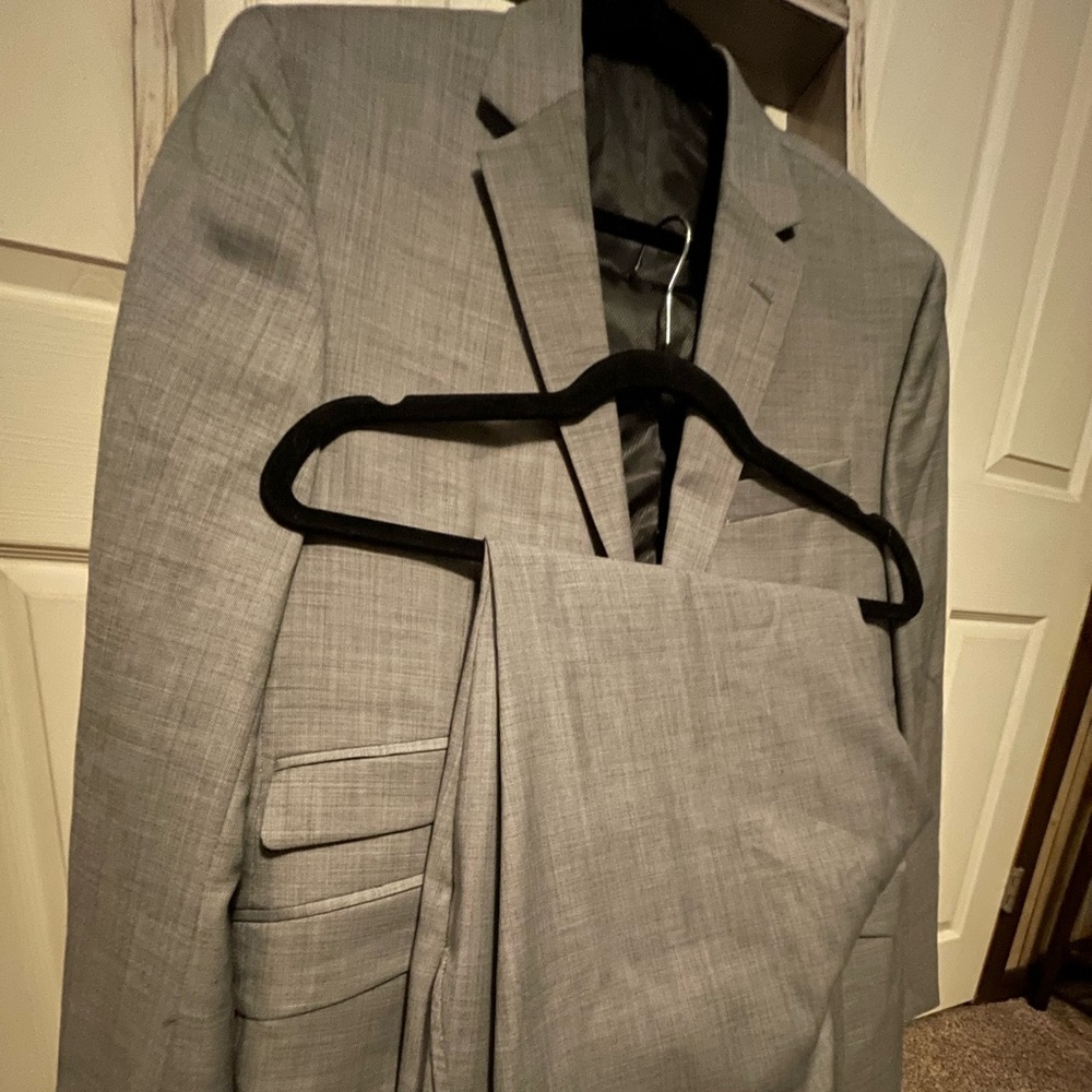 Kenneth Cole Gray Suit..40S, 32” W, 29” Inseam